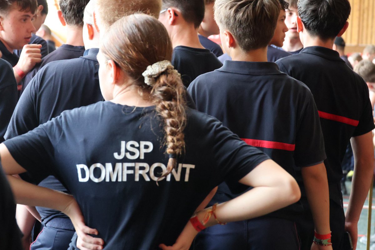 Prefet61's tweet photo. #sapeurspompiers | 🚒Ce samedi 30 mai,  Domfront-en-Poiraie accueillait le rassemblement technique départemental, temps fort de la fin d’année pour les 140 jeunes sapeurs-pompiers issus de 10 sections, qui y participaient.

👏Aurélien Duvergey, sous-préfet directeur de cabinet, était aux côtés de la colonelle Anne Lamaire, directrice du SDIS, et des élus présents, pour remettre les prix aux équipes ayant eu les meilleurs résultats dans les différentes épreuves : la manœuvre incendie, la manœuvre secours à personne, le fil rouge et le questionnaire. 

🤝L’occasion pour le sous-préfet de les remercier et de les féliciter pour leur engagement citoyen au service de tous nos concitoyens. Ils constituent le vivier privilégié de la nouvelle génération de sapeurs-pompiers.

Il les a également sensibilisés aux risques émergents auxquels ils seront confrontés demain. 

🧑‍🚒Dans l’Orne, 228 jeunes de 12 à 18 ans sont engagés dans le parcours des jeunes sapeurs-pompiers, et y consacrent 4 heures par semaine.