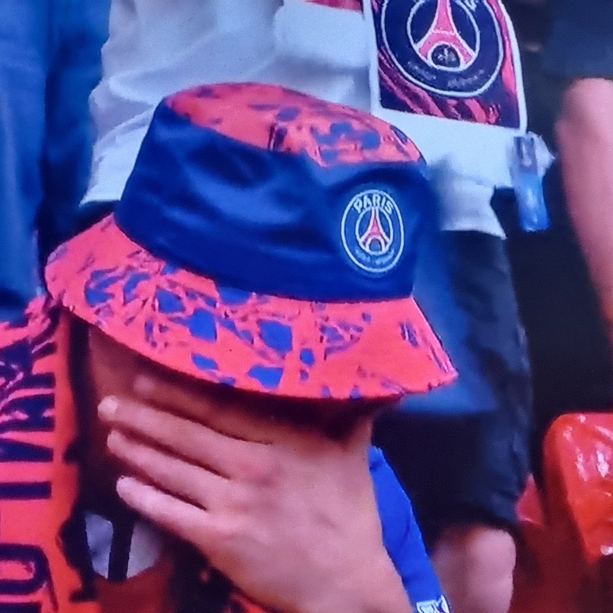 jonathancorado's tweet photo. 😭 Tremenda celebración en las gradas

⚽ Ousmane Dembélé igualó el marcador desde el punto penal y, mientras celebraba el gol, las cámaras captaron a un aficionado rompiendo en llanto tras la igualdad de su equipo.

PSG 1-1 Arsenal 

#Fútbol #PSG #Arsenal #ChampionsLeague https://t.co/SpMN3sZvtg