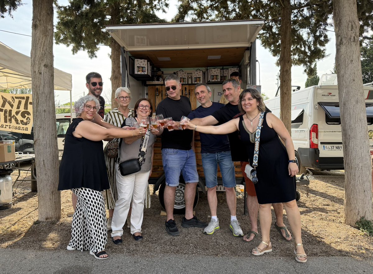 RadioTarrega's tweet photo. 🍻🍕 #ARAMATEIX L’espai de Can Colapi de #Tàrrega posa en marxa la 13a edició de la Fira de la Cervesa Artesana, un certamen de referència a Catalunya.
L’espai reuneix una catorzena d’expositors, una parada de sidra, foodtrucks, concerts, sessions de DJ’s i un bingo musical. https://t.co/j5YC6DGmDT