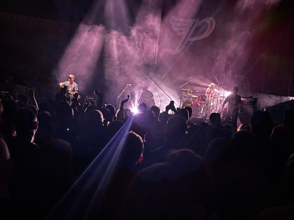 Slatsman's tweet photo. @PIXIES @RoyalAlbertHall Friday night https://t.co/aSwoNlzoTk