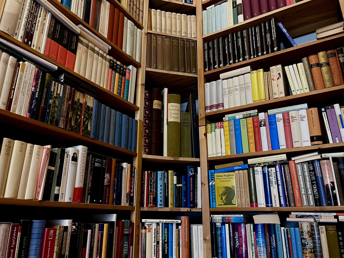 effeffwee's tweet photo. Besuch beim Antiquariat Mutabor, einer kleinen, aber feinen Buchhandlung im Prenzlauer Berg. Prominent vertreten: „Zettels Traum“ von Arno Schmidt, anscheinend ein Raubdruck, über den sich der Autor seinerzeit sehr geärgert haben soll. Am Ende trotzdem nichts gekauft. https://t.co/DLvLOAYSY4