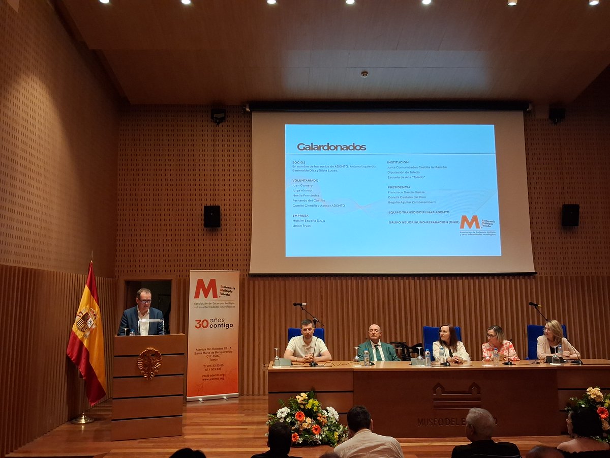 DrDiegoClemente's tweet photo. 💛 Recibimos con mucha ilusión el Premio a la Investigación de @ademto_org  durante la gala de celebración de su 30º aniversario.

Gracias a ADEMTO por su trabajo constante junto a las personas con EM y sus familias.

@HNParaplejicos @idiscam @SanidadCLM  @CIBER_ISCIII #CIBERNED https://t.co/5JHQASyNRp