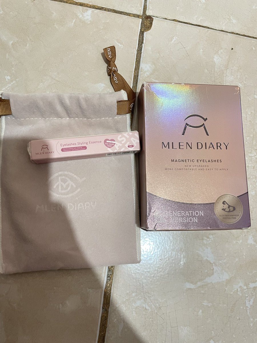 cloudiack's tweet photo. Halo! barangkali ada yg cari makeup boleh lirik sini ya,
1. Cushion MOP shade C10 Pearl (NEW) 💸100k
2. Magnetic Eyelashes Mlen Diary (NEW) 💸150k
3. Mlen Diary Bling Glueless (Preloved,bagian atas hanya untuk dicoba) 💸40k https://t.co/r0aXo0VAMm
