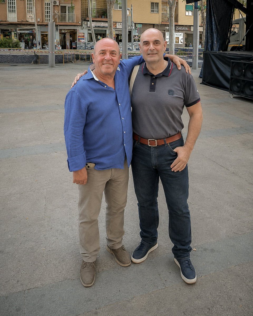 ablaya's tweet photo. Ayer me encontré con José Madero después de mucho tiempo.

Para muchos de Manises, su nombre está unido a KU Manises y a una forma de vivir la noche que ya pertenece a otro tiempo.

El edificio ya no existe.

Pero a veces no vuelve un sitio.

Vuelve alguien. https://t.co/ZOG0rKYMg8
