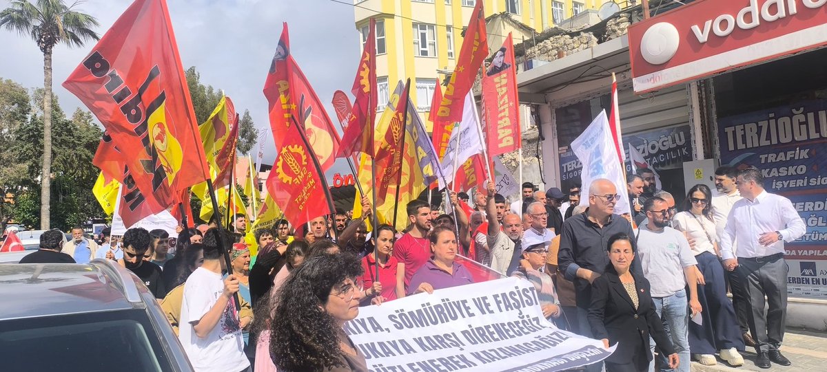 SMFcukurova's tweet photo. 📍 SAMANDAĞ 
Samandağ Emek ve Demokrasi Güçleri ile birlikte demokratik kitle örgütlerine ve halkaların iradesine yönelik gerçekleştirilen topyekûn saldıralara karşı alanlardaydık.

Faşizme karşı omuz omuza!
Kurtuluş yok tek başına ya hep beraber ya hiçbirimiz! https://t.co/YFx3NMCEMH