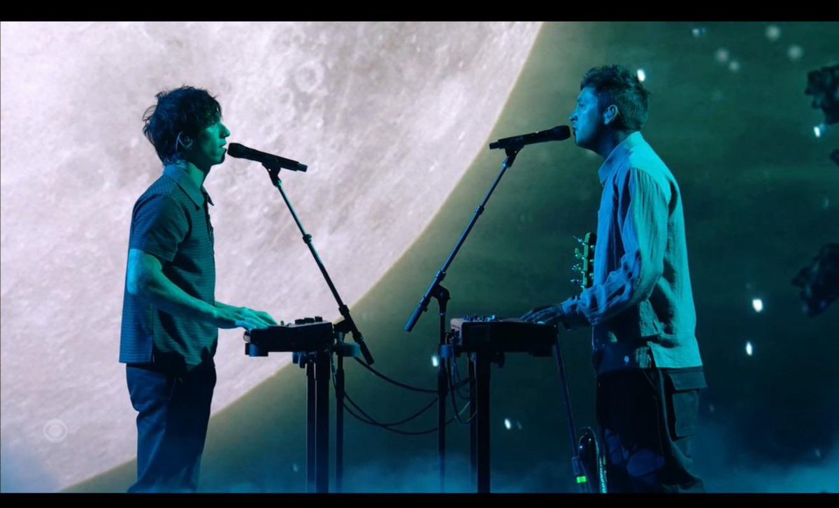 faIIawayava's tweet photo. one thing about twenty one pilots is that they’re going to DELIVER at an award show performance https://t.co/jceF2TqGRU