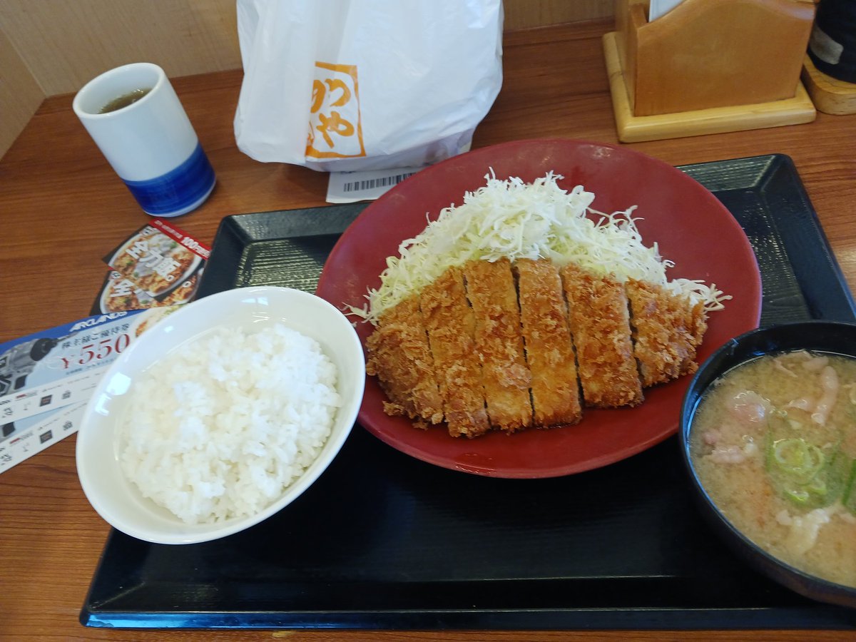 onimucha0223's tweet photo. 1つ目クリア…後もう一つ。
全くおいしく食べられない。

こんな状態でも目押しは出来る、不思議。

#アークランド
#かつや
#バーサス https://t.co/Veo19toudb