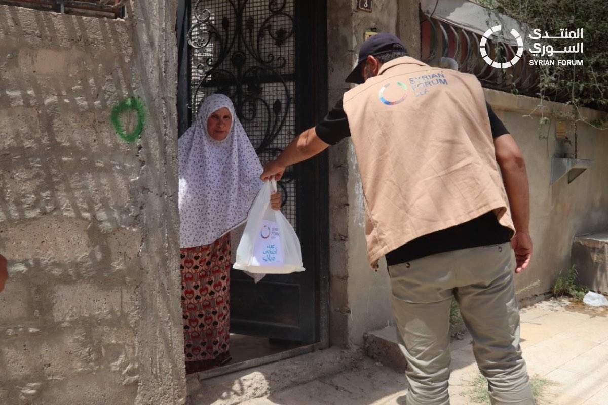 SyrianForum's tweet photo. في العيد، يصبح العطاء رسالة أمل.
أكثر من 2300 مستفيد في #ديرالزور شاركوا فرحة الأضحى.

#المنتدى_السوري #سوريا #دمشق #سوريا_بدّا_ياك #أضحى_مبارك https://t.co/kxAUANYHIX