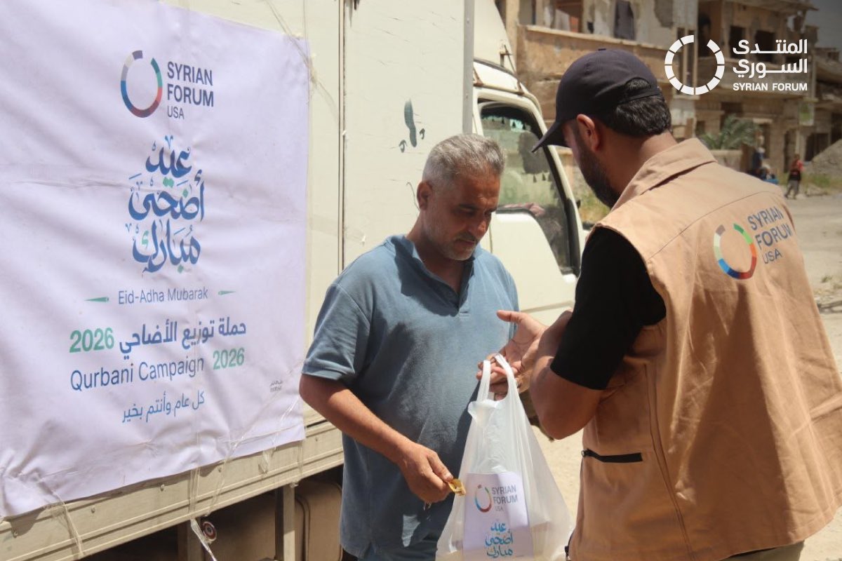 SyrianForum's tweet photo. في العيد، يصبح العطاء رسالة أمل.
أكثر من 2300 مستفيد في #ديرالزور شاركوا فرحة الأضحى.

#المنتدى_السوري #سوريا #دمشق #سوريا_بدّا_ياك #أضحى_مبارك https://t.co/kxAUANYHIX