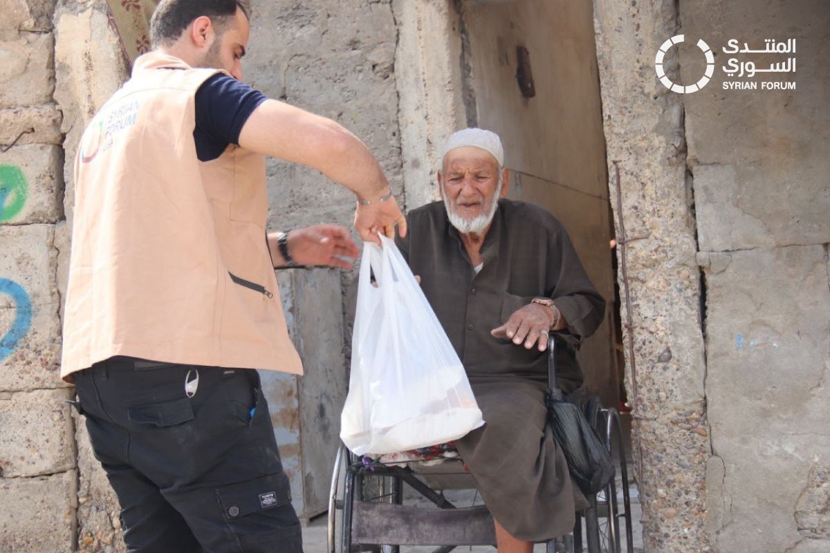 SyrianForum's tweet photo. في العيد، يصبح العطاء رسالة أمل.
أكثر من 2300 مستفيد في #ديرالزور شاركوا فرحة الأضحى.

#المنتدى_السوري #سوريا #دمشق #سوريا_بدّا_ياك #أضحى_مبارك https://t.co/kxAUANYHIX