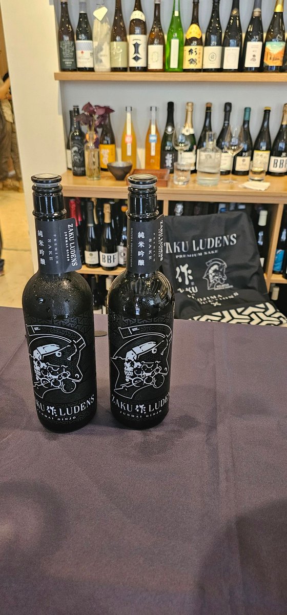 Agent_Mab's tweet photo. As a notorious nihonshu lover and Kojipro fan, this really made my day 😊
I did not expect these collaboration bottles to ever be available in France!
 三重県から来てくれたZakuの方もいてビックリしました。ありがとうございました!!🙏🙏 https://t.co/Hdv8fa78p4