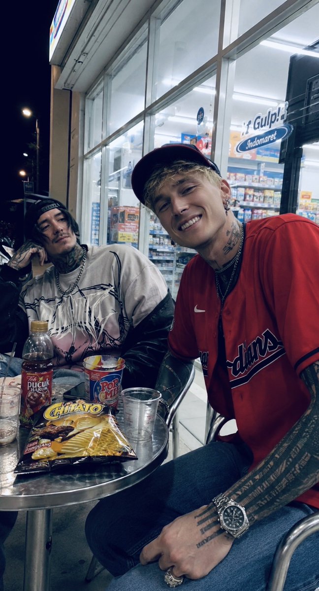 Alex_Substance's tweet photo. Hoy he salido con MGK 🤪 https://t.co/XtLopWvaI7