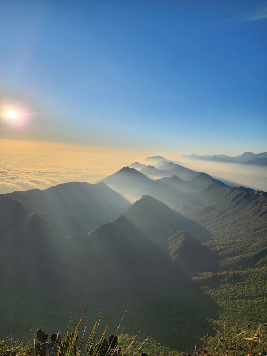 Rogeliotmz28's tweet photo. @AfroEtalon @tixwilx1916 This hike takes about six hours to reach the easier peak, so I usually start around 4 or 5 a.m. If I start at 6 a.m. or later, the sun and heat make it much harder. Plus, I like getting to the peak in the morning to enjoy views like this 🫶🏿 https://t.co/lGE2wiNeCJ