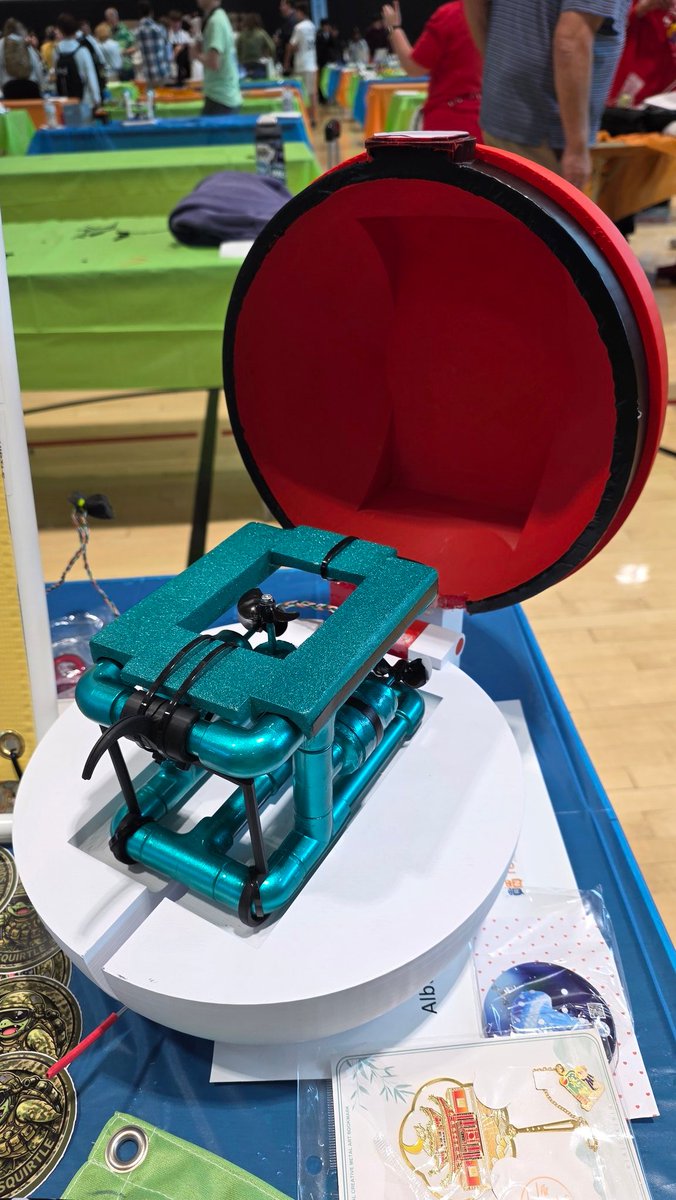 hfujikawa77's tweet photo. Team Squirtle。ポケモンの名前なのね。
台座もポケモンボールだった
#SeaPerch #robonation https://t.co/nA9ot5Gy2Q