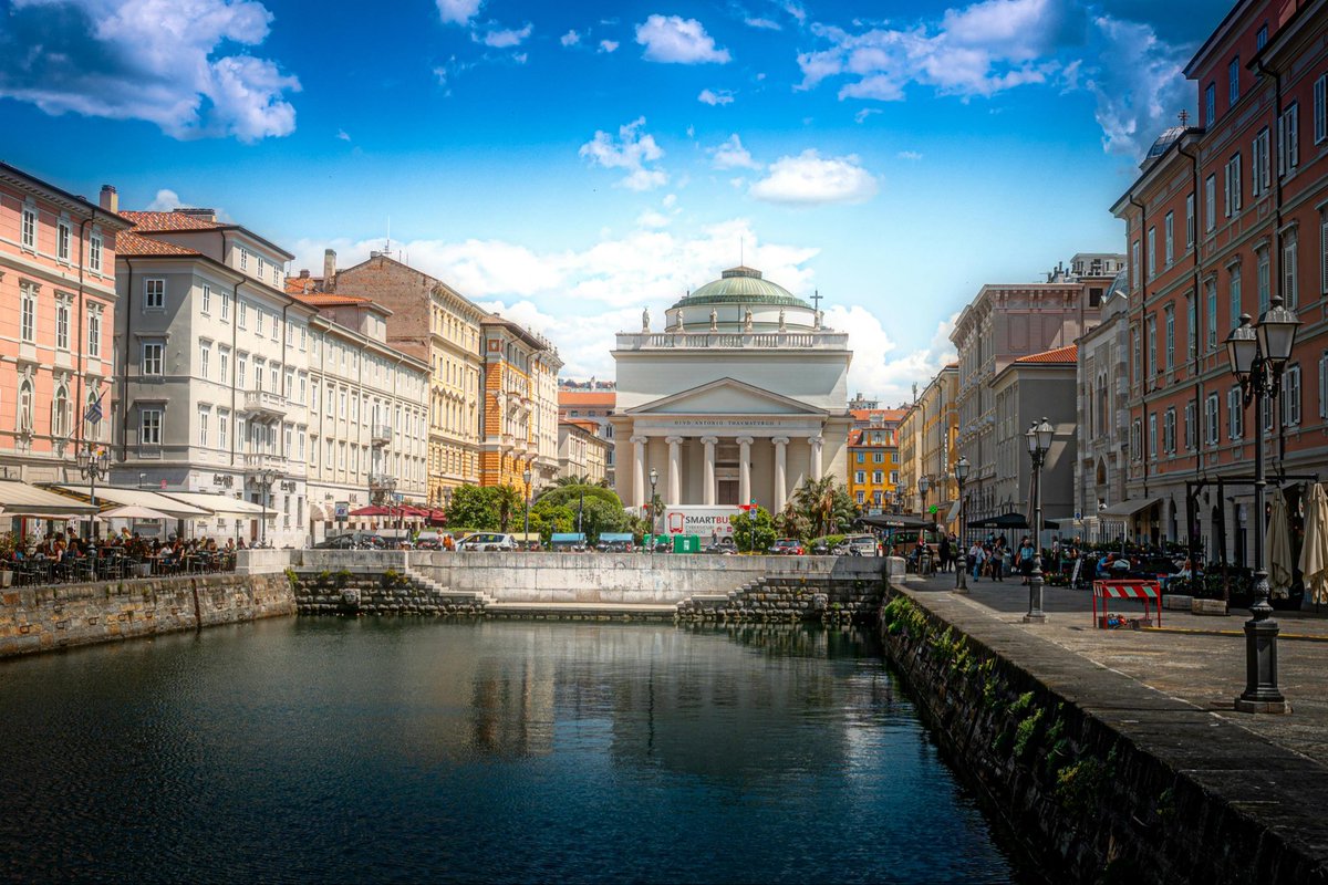YourOwnItaly's tweet photo. Welcome to the unofficial #espresso capital of Europe! ☕️ #Trieste is a beautiful city that offers gorgeous #seaside views and elegant #architecture! 🇮🇹

#travel #visititaly #friuliveneziagiulia #hiddenitaly https://t.co/CV6a7C17XP