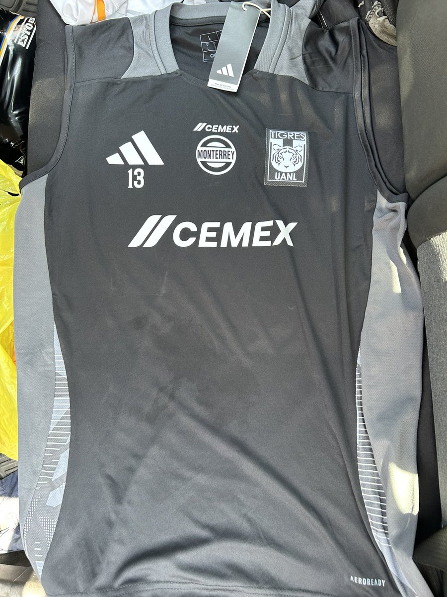 VENTATIGRES's tweet photo. Short con bolsas M nuevos $500
Musculosas L y ‘M $1000
Jacket hispano xl $1800
@migangelgarzam https://t.co/EvwDH6rCNm