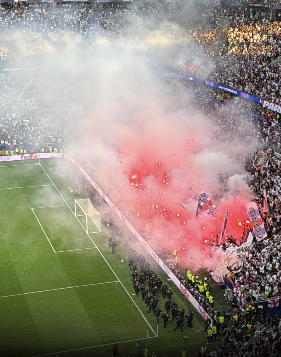 ultras_clips's tweet photo. PSG fans brought out the pyro 😶‍🌫️ https://t.co/gLItbmXssq