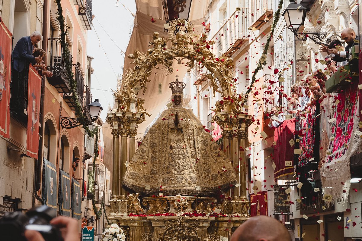 ToledoSacro's tweet photo. Un siglo después, la Reina de la Imperial Toledo continúa siendo loada por su pueblo y venerada bajo las bóvedas de la Primada.

La Virgen del Sagrario ha vuelto a la calle como el 30 de mayo de hace 100 años. https://t.co/ybDLrRo2VM