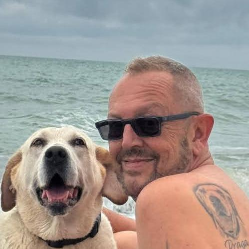 GustavoAdolf_'s tweet photo. "Me dijeron que mi casa olía a perros y les pregunté:
 - ¿Sabes cómo huele un perro? 
Un perro siente gratitud, lealtad, nobleza, cariño, amor puro e incondicional, y a pesar de todo lo que han sufrido, no huelen a resentimiento, así que me siento bendecido de que mi casa huela a perros."  

Patrick Swaize 🇺🇸 (1952-2009)