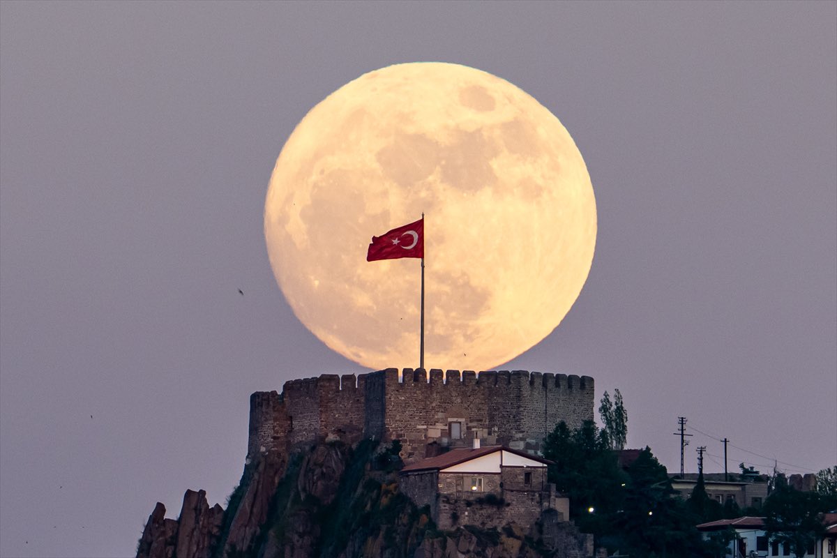 siyahsancakx's tweet photo. ⚪️ Dolunay, tarihi Ankara Kalesi ile birlikte aynı karede görüntülendi. https://t.co/D4GWPymeRv