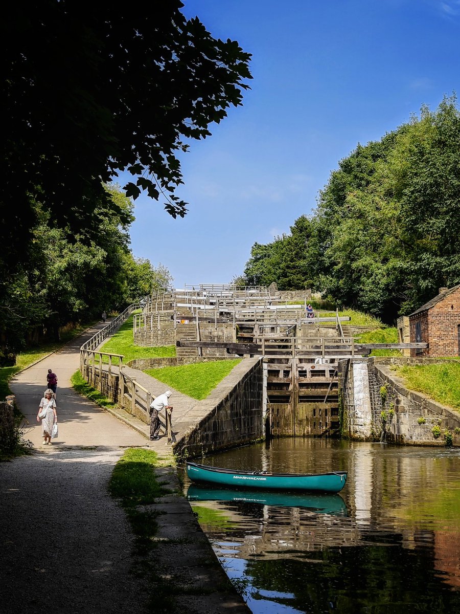 chrisbu03352910's tweet photo. #PMJWeeklyChallenge
@pmj_photos 
#AWayUp
Five rise locks: Bingley...
📸 https://t.co/4l2txne2Ey