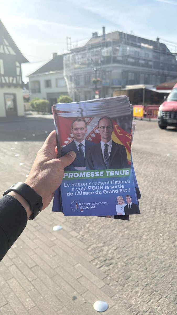 Th_ESTEVE's tweet photo. ☀️ Ce matin, nous étions au marché hebdomadaire d’#Erstein !
Dans une ambiance conviviale, nous avons rencontré de nombreux habitants et échangé autour de sujets qui les préoccupent au quotidien : pouvoir d’achat, sécurité et avenir de l’#Alsace. https://t.co/zKUiVJitdJ