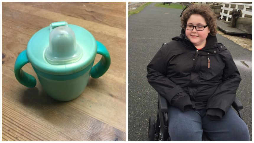 Cultination1's tweet photo. 🇬🇧🥤🥹Il REFUSAIT DE BOIRE sans sa tasse bleue, discontinuée depuis 13 ans : le monde entier a répondu à l’appel de son père, y compris le fabricant.

En 2016, Ben Carter, un adolescent de 14 ans atteint d’autisme sévère et non verbal, REFUSAIT de boire dans autre chose que sa petite tasse bleue Tommee Tippee, qu’il utilisait depuis l’âge de 2 ans. Mais ce modèle, arrêté depuis plus de 13 ans, était sur le point de SE CASSER, ce qui inquiétait fortement sa famille.

Son père, Marc Carter, a lancé un appel à l’aide sur les réseaux sociaux . L’histoire est devenue virale et des centaines de personnes ont envoyé des TASSES IDENTIQUES. Touchée par cette mobilisation, l’entreprise Tommee Tippee a relancé la fabrication de l’ancien modèle et offert à Ben 500 NOUVELLES TASSES, de quoi lui durer toute sa vie.

Grâce à cet élan de solidarité, Ben a pu continuer à boire SEREINEMENT et sa famille a retrouvé la paix.
(CNN)
