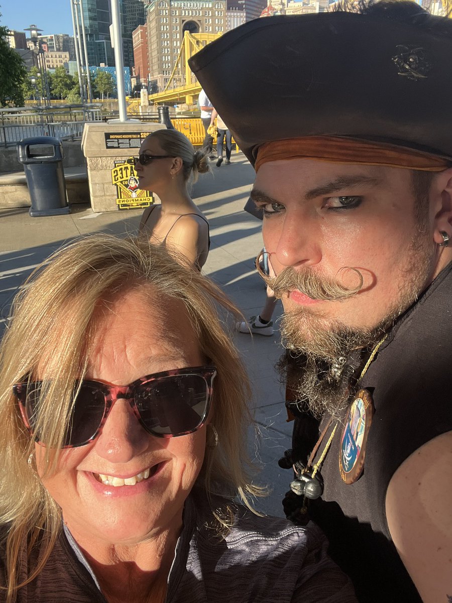 jlpless's tweet photo. @PGHPirateQueen love meeting you guys last night!! Awesome game!🖤💛🏴‍☠️ https://t.co/8uF5UBBm38