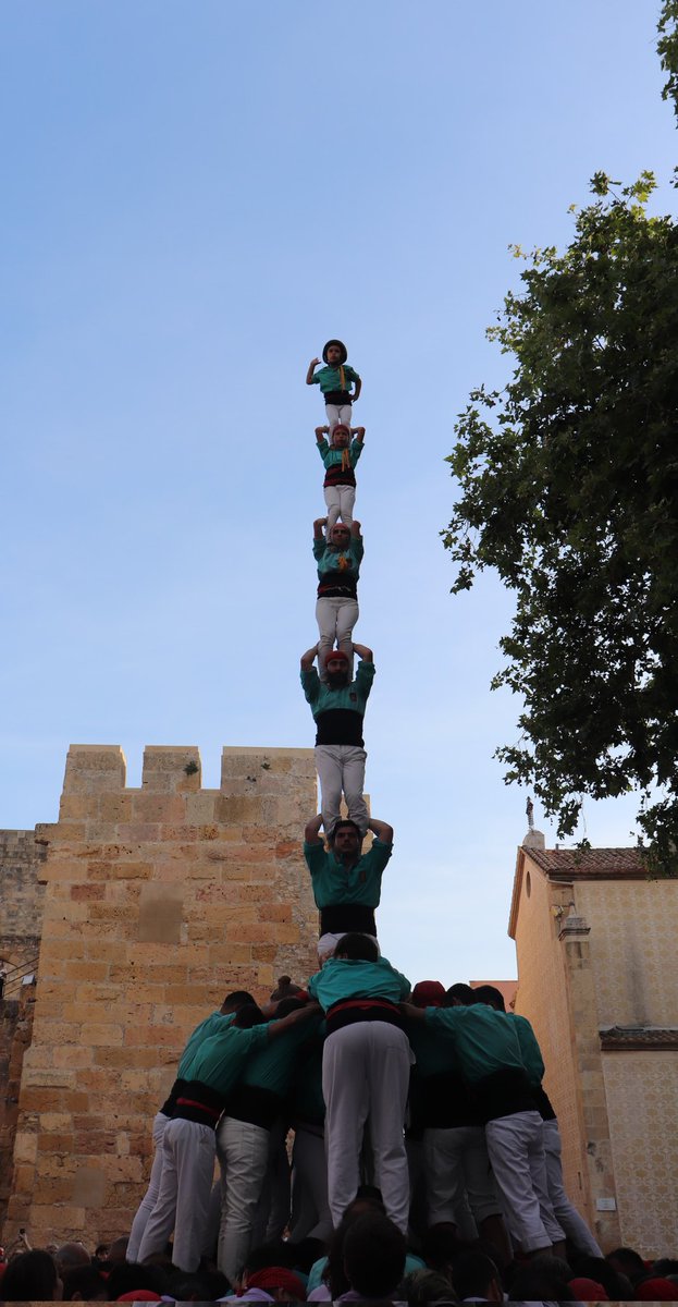 CCSPISP's tweet photo. Ronda pilars Diada del Local de la CJXT carreguem el pilar de 7 en folre. No feiem l'aleta des del @concurscastells de 2022. 

#castells #castelleres #castellers https://t.co/mhO2OmxKFT