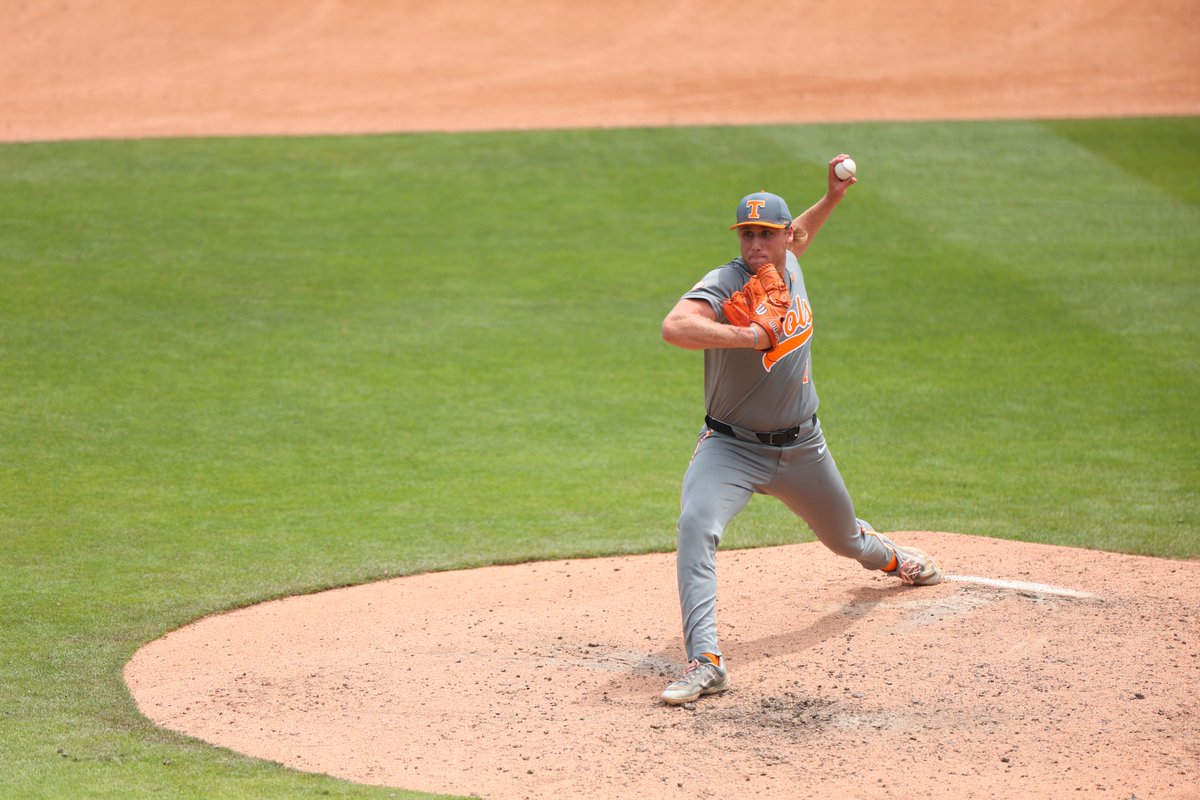Vol_Baseball's tweet photo. E5 | Hindy escapes the jam by catching the runner at third trying to steal home.

Nice job by Stone making the catch and getting the tag down to keep the deficit at three.

#GBO🍊  // #OTH https://t.co/WdqrBjQdi3