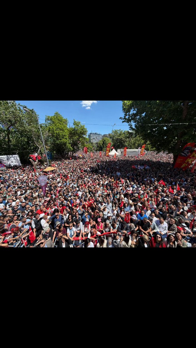 Metingkp's tweet photo. Birinin arkasında iktidar var birinin arkasında halk var yol arkadaşlarına fetöcu yolsuzlukla ajanlık la suçlayan kemal kılıçdaroğlu nu tarih af etmeyecek  tarihte kara bir leke olarak kalacaksın  kemal kılıçdaroğlu https://t.co/xz4QULgCkh