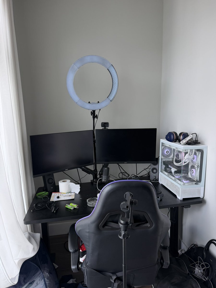 CjaySyre's tweet photo. My closest/ content room is almost perfect ngl https://t.co/dYyEwp0a2D