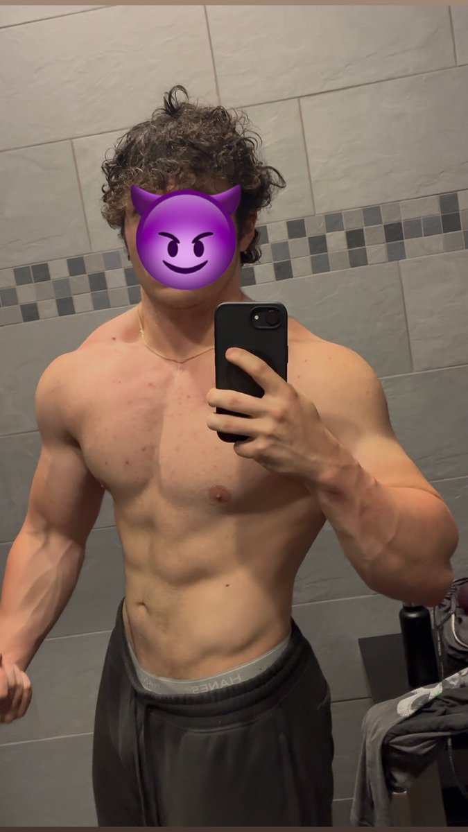 AlphaDrew2's tweet photo. Bow down to your cashgod #findom #cashmaster #drains #alpha https://t.co/QlXaKAuwho