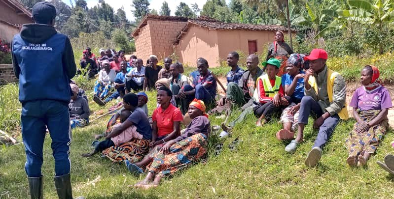 DAP_Rutsiro's tweet photo. Today, as Digital Ambassadors, we joined #Umuganda and educated citizens on Mutuelle de Santé services, how to submit issues through the MBaza system, and the importance of protecting personal data. Together, we are building a digitally empowered community. https://t.co/7rdOOvphqC