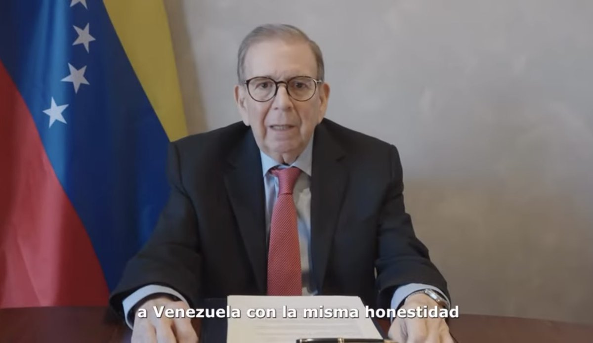 SantiagoRafa11's tweet photo. 🇻🇪 “A la fecha, soy el último presidente electo de Venezuela”, dijo @EdmundoGU hoy al país.

En sus palabras, el Presidente Edmundo no está renunciando a la victoria expresada por millones de venezolanos el 28J ni a su condición de presidente electo. Por el contrario, ratifica que seguirá honrando ese mandato hasta que Venezuela pueda celebrar elecciones libres y escoger a su próximo presidente.