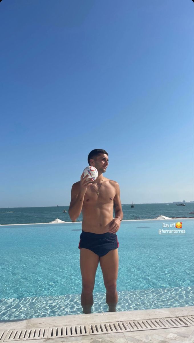 ZOLOVME's tweet photo. When it comes to ferran body we just shut up and watch 😩😽 https://t.co/QsfFx4bc4R