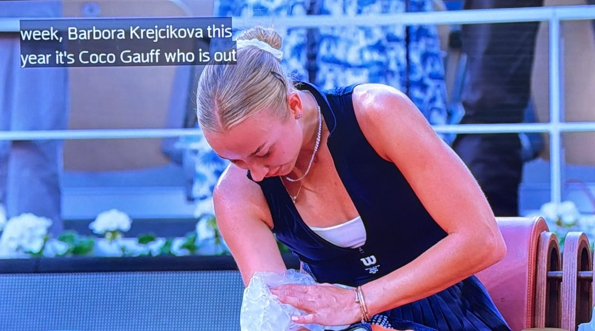 RealPhi11's tweet photo. Potapova icing her bicep after crushing groundstrokes for 2.5 hours. #RolandGarros https://t.co/4CQ5cKhC4Q