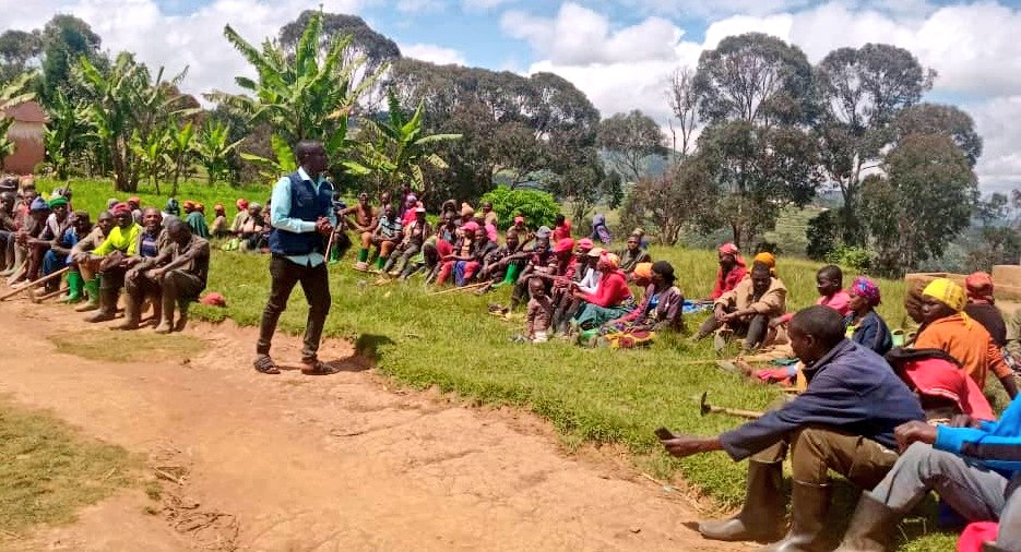 DAP_Rutsiro's tweet photo. Today, as Digital Ambassadors, we joined #Umuganda and educated citizens on Mutuelle de Santé services, how to submit issues through the MBaza system, and the importance of protecting personal data. Together, we are building a digitally empowered community. https://t.co/7rdOOvphqC