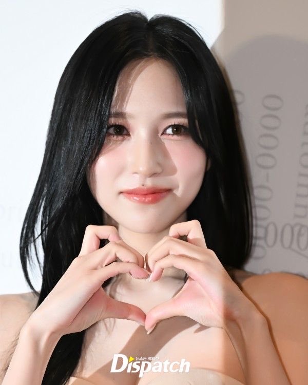 formina37's tweet photo. 2024                             2021 

It’s honestly impressive how Mina still looks exactly the same after all these years. Her visuals have always been unreal🫠 https://t.co/zdqZb1NKSD