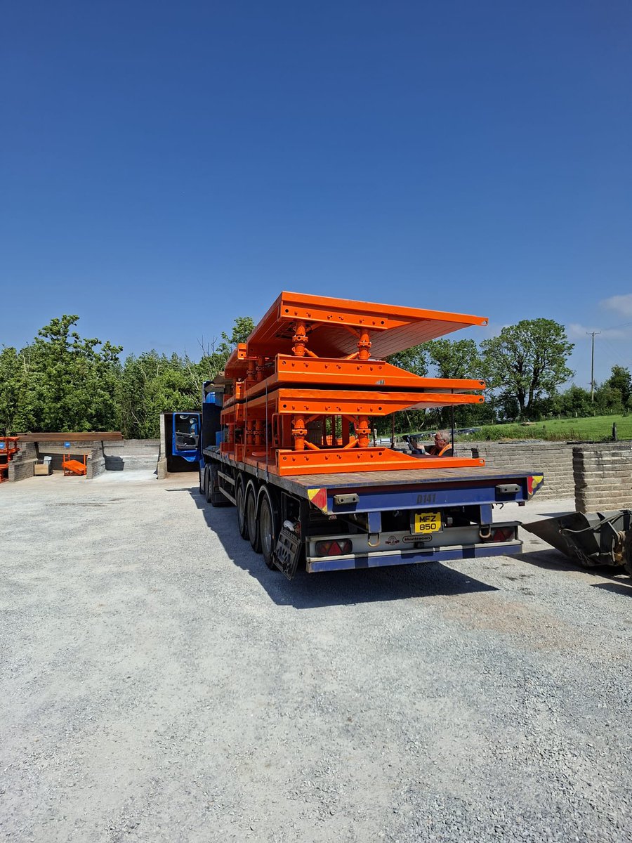AGDEquipment's tweet photo. 3.4 x 2.6 mt standard trench boxes leaving our Irish depot for a customer in Dublin.

Contact @AGDEquipment on 028 2005 3000 (NI) or 048 2005 3000 (ROI) for all your #TrenchBox #DragBox #AluminiumBoxes #SlideRail #PipeStoppers #SheetPiles #PlasticPiles #EMVs #CrawlerCranes https://t.co/VlZfFgzBhi