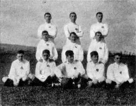 araba2020's tweet photo. Equipo de fútbol vitoriano Ostikolaris Vascos.
Arriba:
Aguirre, Langarica y Yurrita.
Medio:Leturia, Basterra y Zubia 
Debajo:
Aguinaga,Olarreaga,Villota, Nafrías y Sarralde https://t.co/WJKOmss6e5