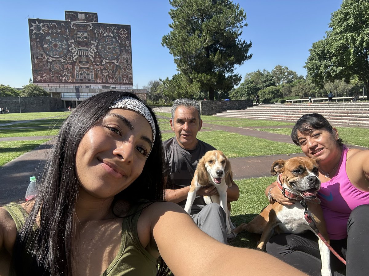 samsaaams's tweet photo. mis papis son el te sacamos a pasear para que no sobrepienses 👏🏼👏🏼 https://t.co/la48O3CKub