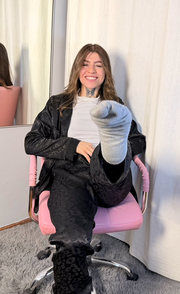 goddessteffyr's tweet photo. Feet or ass first? Neither if you don’t tribute 🤡📷  #findomLatina #findomdrain #feetfetısh #feetworshi̇p https://t.co/tqPAJHku2g