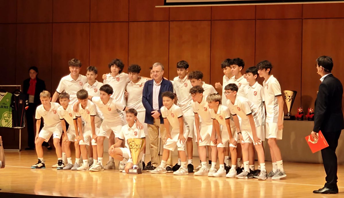 UDSantaMarta's tweet photo. 🏆 Nuestros equipos y jugadores fueron protagonistas en la gala de ‘LA GACETA de los Cracks’.

El Prebenjamín A, Infantil C y Alevín A recogieron los premios como campeones de Liga. Este último fue entregado a nuestro presidente, Roberto Martín, que posteriormente compartió en el San Casto junto con los jugadores tras ganar al Burgos CF.