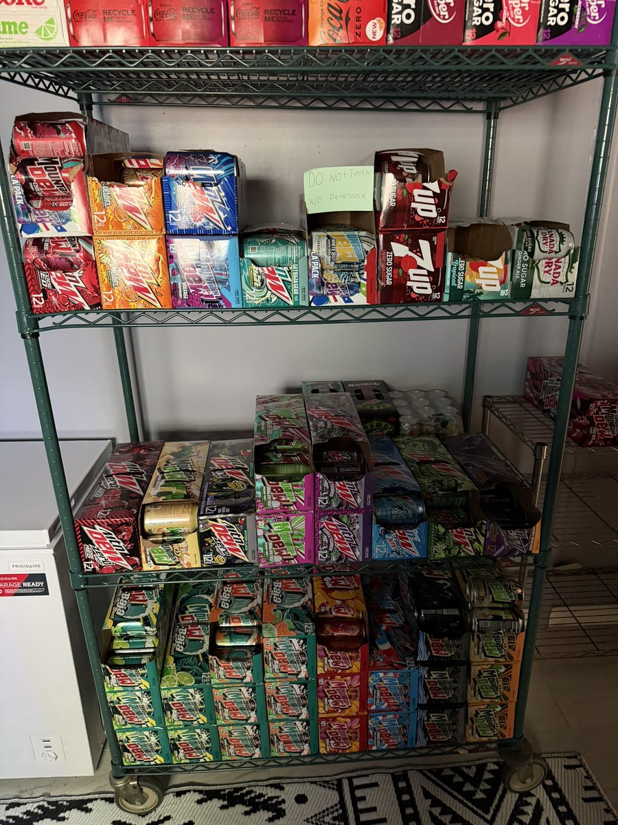 himbohyena's tweet photo. My friend @Werewolf_Link has a problem https://t.co/tIFmNu9x6T
