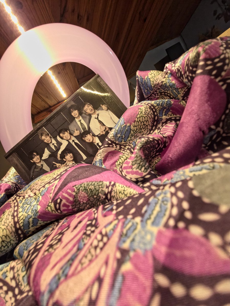 val_btsholic's tweet photo. In this purple ocean filled with purple waves, you are the center @bts_bighit 💜✨️
Please consider Africa as a stop for the next dates of the Tour
#PurpleWaveAfrica
#AfricanARMY
#BTSxAfrica
#WhalienMdg
#Borahae 💜 https://t.co/cKbMP8F4jx