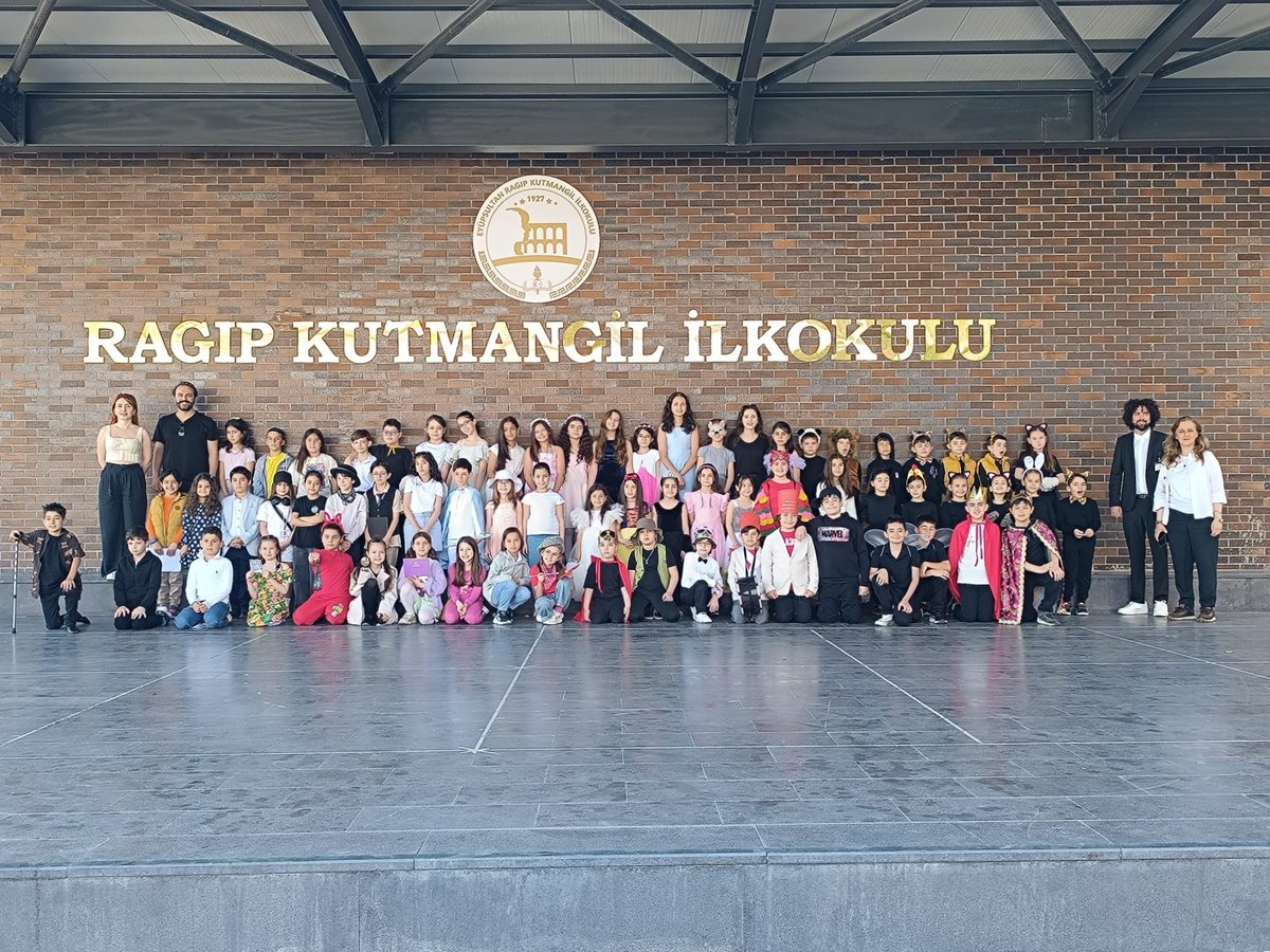 ragipkutmangil's tweet photo. 🎭Drama Kulübü Yıl Sonu Gösterisi 🎭

Emekle hazırlanan bu özel gösteride çocuklarımız yalnızca hikayeler anlatmadı; dostluğu, yardımlaşmayı ve umut etmeyi de hep birlikte hissettirdi.

@tcmeb @Yusuf__Tekin
@MucahitYentur @ZelihaYldz
@istanbulilmem @EyupsultanMem https://t.co/Ztdjc09ATd