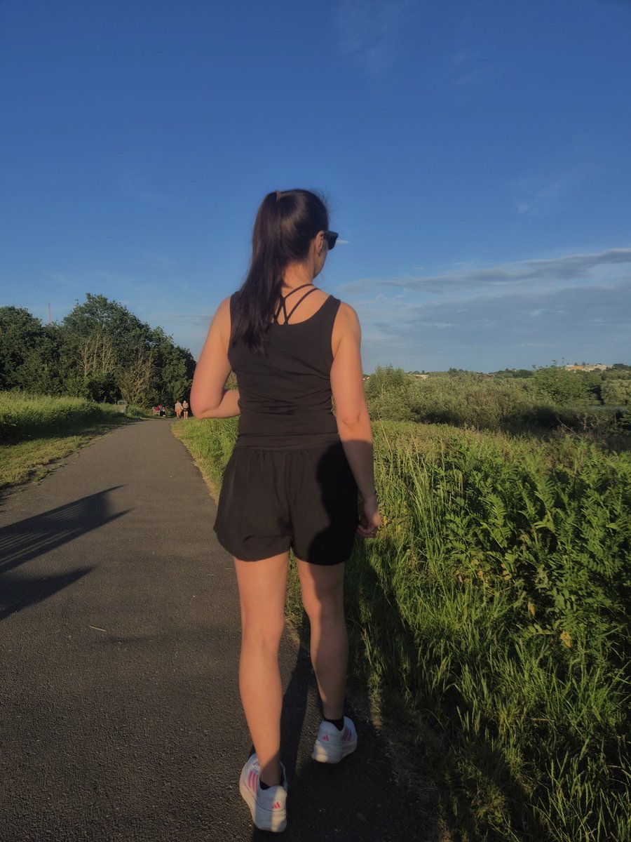 Gosia_Kuc's tweet photo. Wczoraj sie trochę pobiegalo. Jednak w Londynie dalej upały i nie jest lekko. Od jutra powrót do normalności, 20 stopni🤣 https://t.co/3LyQOQeC76