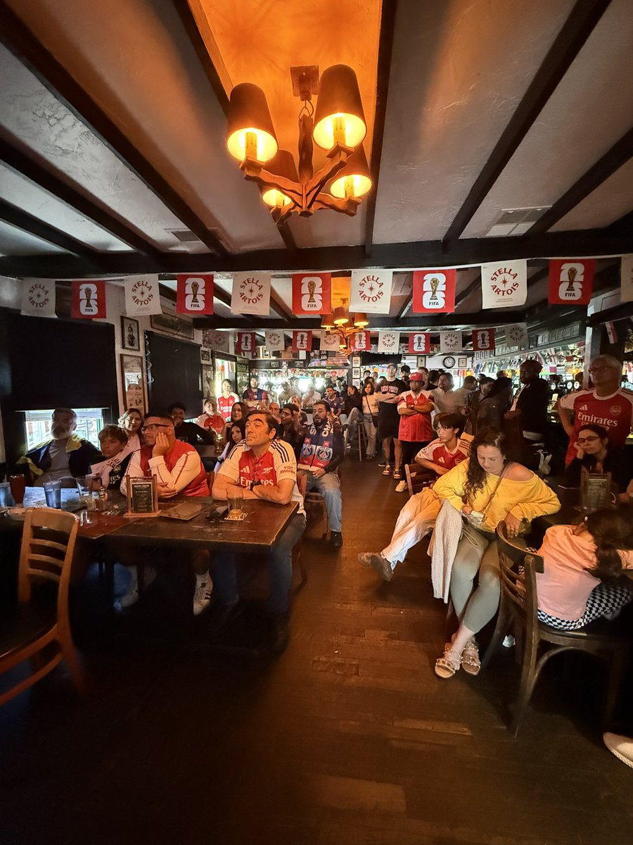 turtleknowsbest's tweet photo. @DevineGospel Scenes from Shakespeare’s Pub! https://t.co/vGJyH91acc