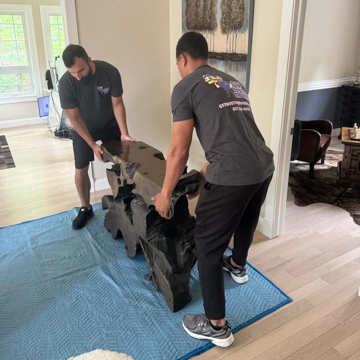 617BostonMovers's tweet photo. In moving, experience is everything. 💯
When you do it yourself, you’re figuring things out as you go. Where to lift, how to pack, what might break, what might not fit. That’s where things can go wrong.
At 617 Boston Movers, we learned how to avoid them. #moving101 #bostonmovers https://t.co/8ILaC8Pqiy